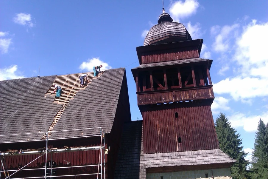 Výmena strechy na najväčšom drevenom kostole na Slovensku 