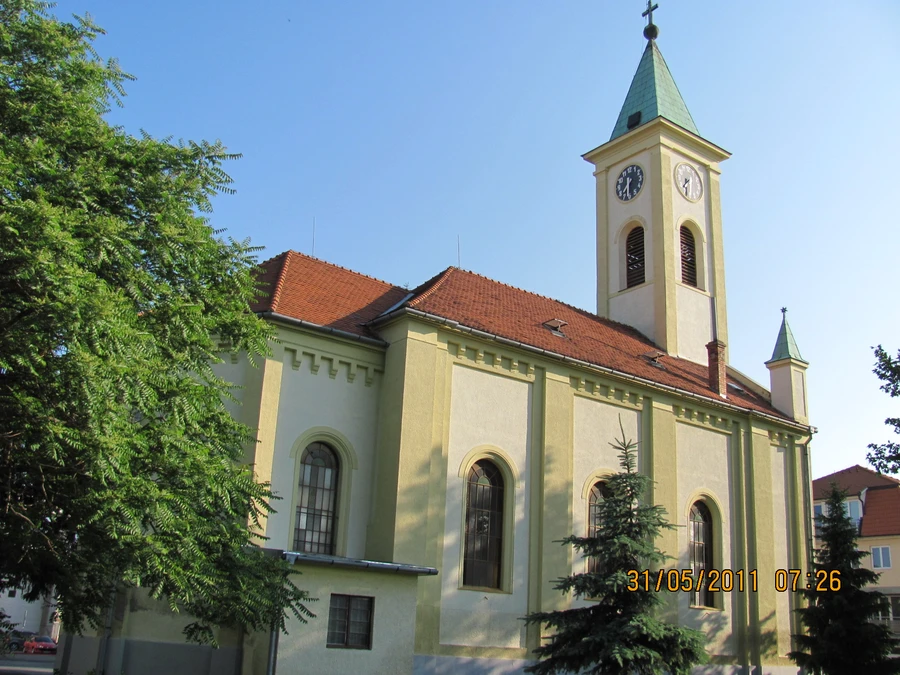 V Dunajskej Strede opravujú kostol a faru 
