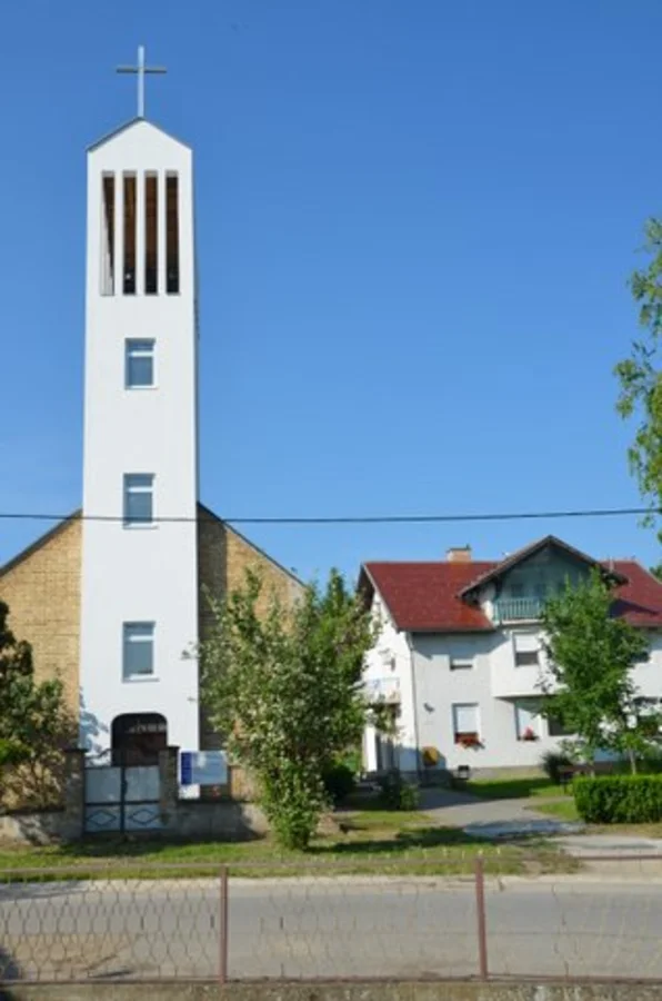  Obnovená veža kostola v Iloku 