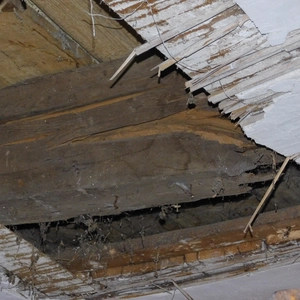 Oprava poškodeného stropu v Slizkom