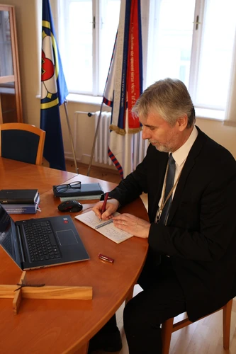 Bohoslužby aj pre neočkovaných