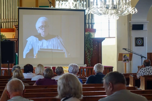 Slovo v poézii a v službe: Spomienka na prvú ordinovanú farárku